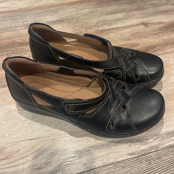 Clark’s Women’s Shoes Size 8 N Crisscross Weaved Straps Black Leather Flats - Picture 2 of 5